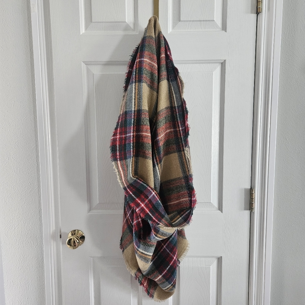 NWOT LOOK Plaid Oversized Round Blanket Scarf - Picture 3 of 7